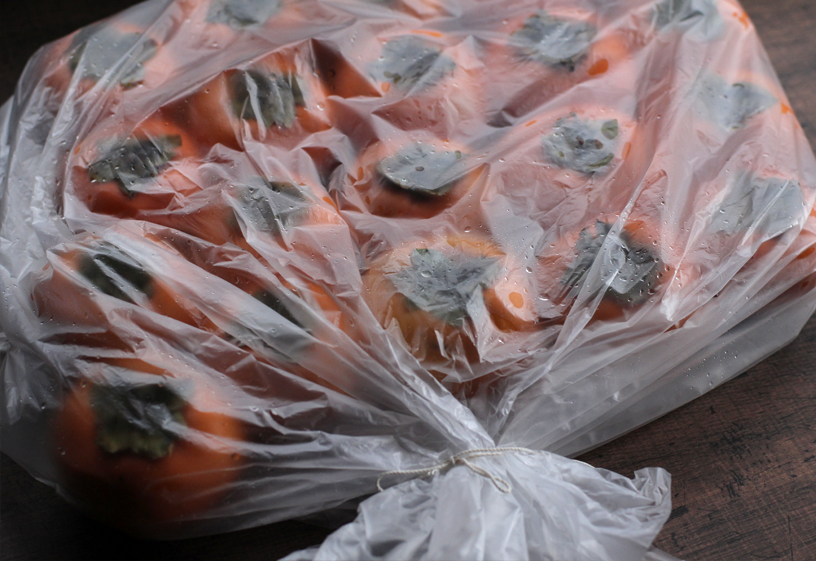 渋柿の渋抜き｜Removing the astringency from persimmons｜eat at home jp
